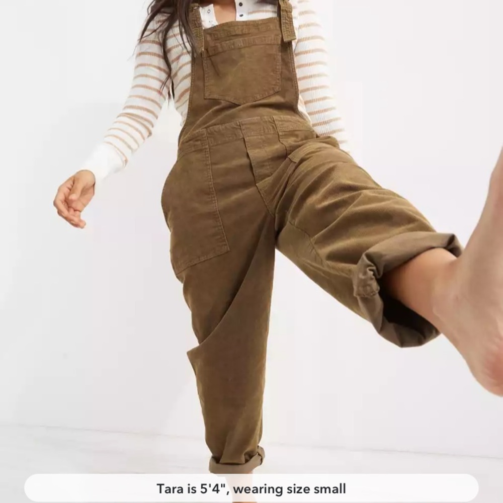 Green corduroy overalls from American eagle. Worn once. Smoke free home